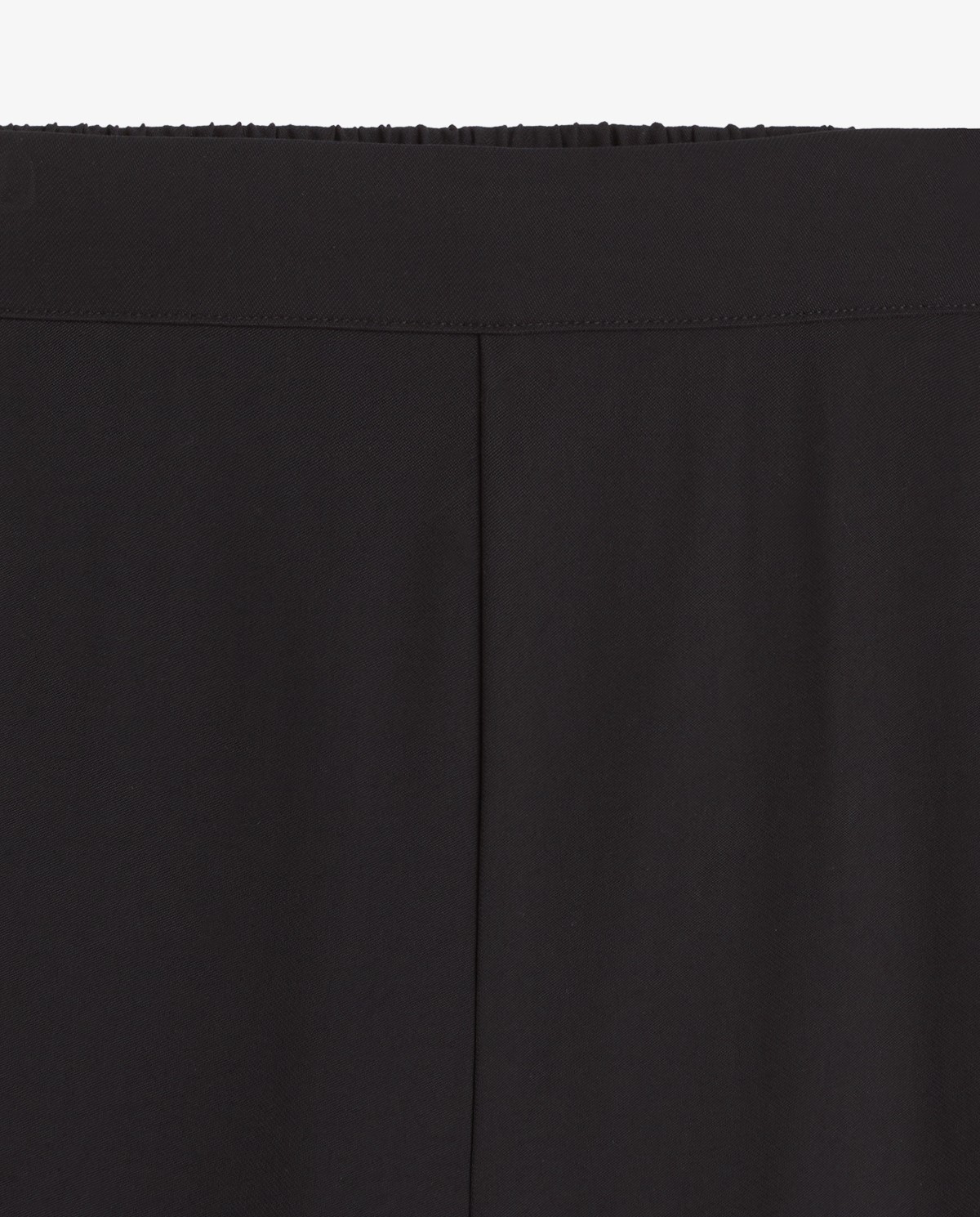 Pantalón wide leg fluido en color negro, vista frontal con detalle del tejido 7