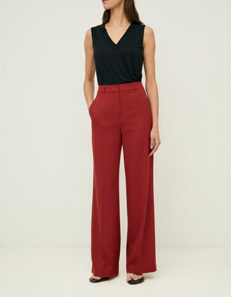 Pantalón wide leg fluido en color terracota oscuro, vista frontal con detalle del tejido