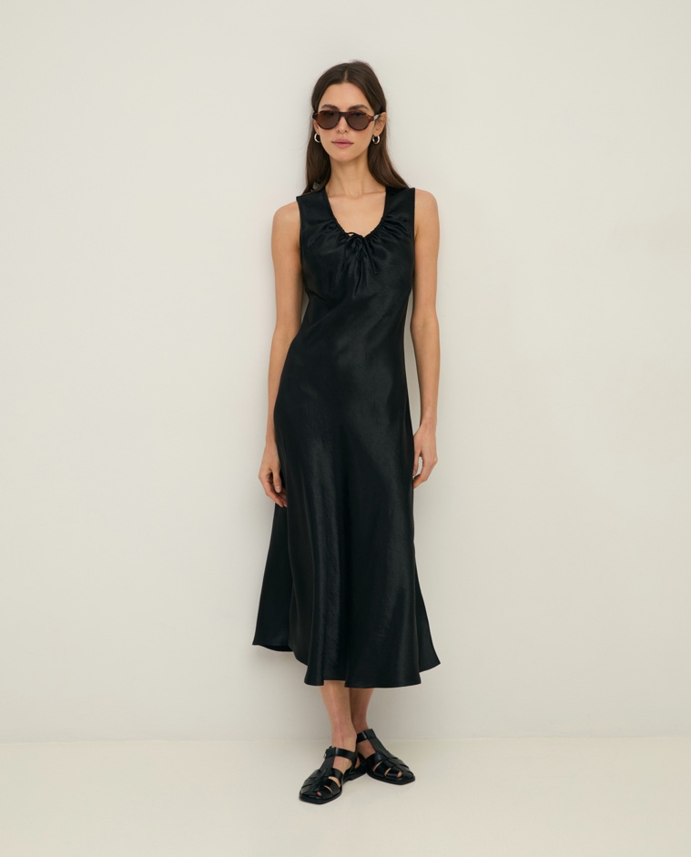 Vestido largo satinado en color negro, vista frontal con detalle del tejido