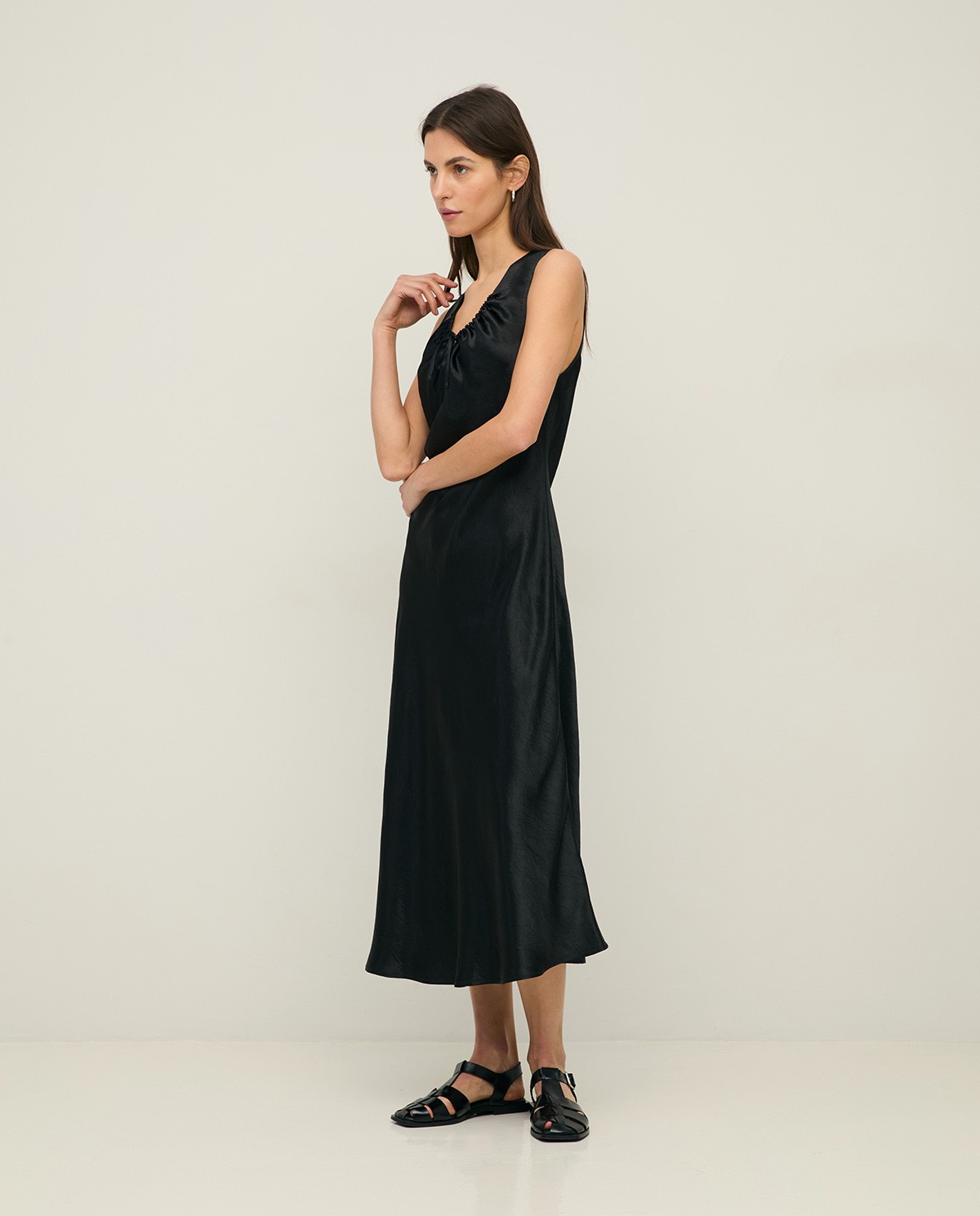 Vestido largo satinado en color negro, vista frontal con detalle del tejido 2