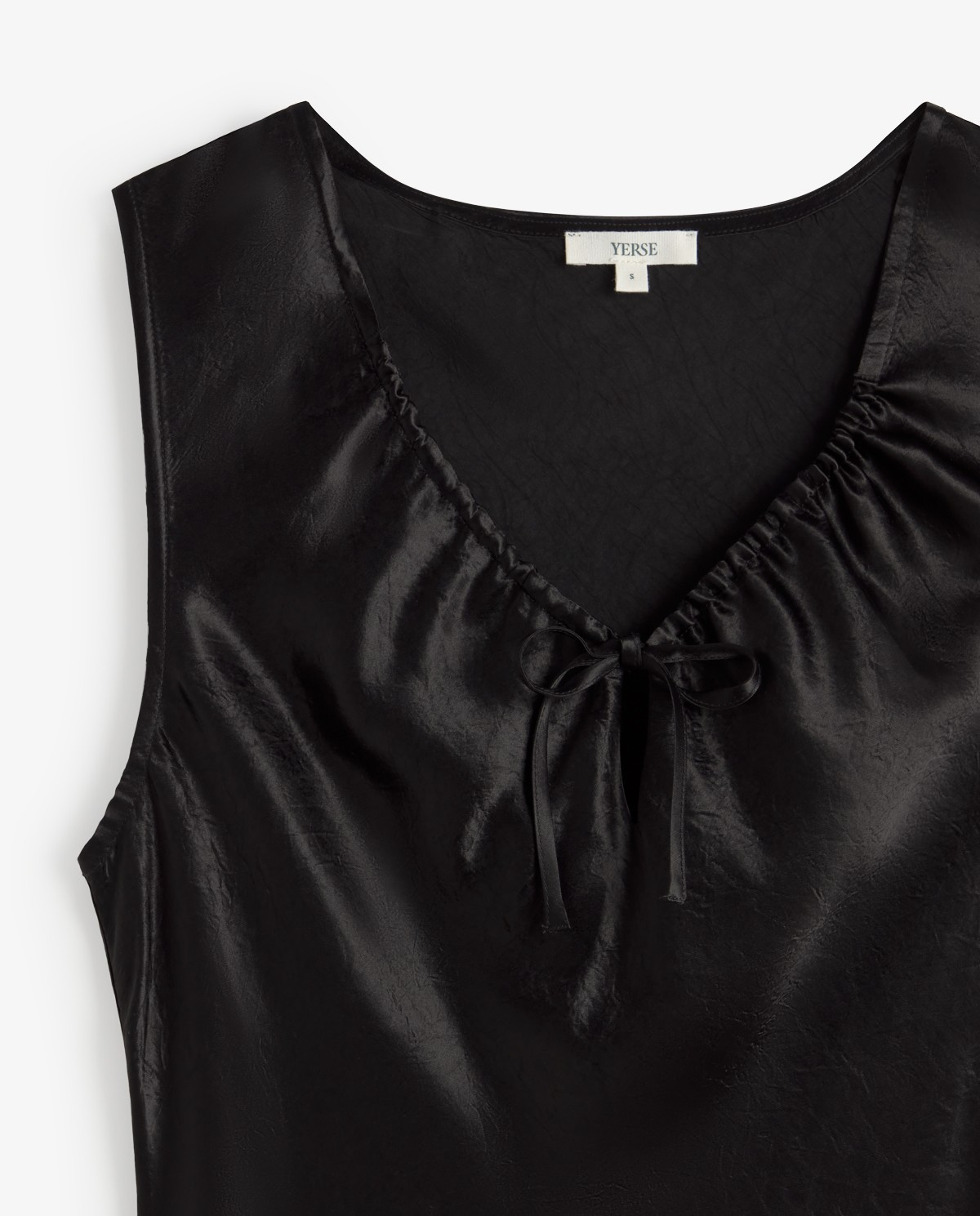 Vestido largo satinado en color negro, vista frontal con detalle del tejido 5