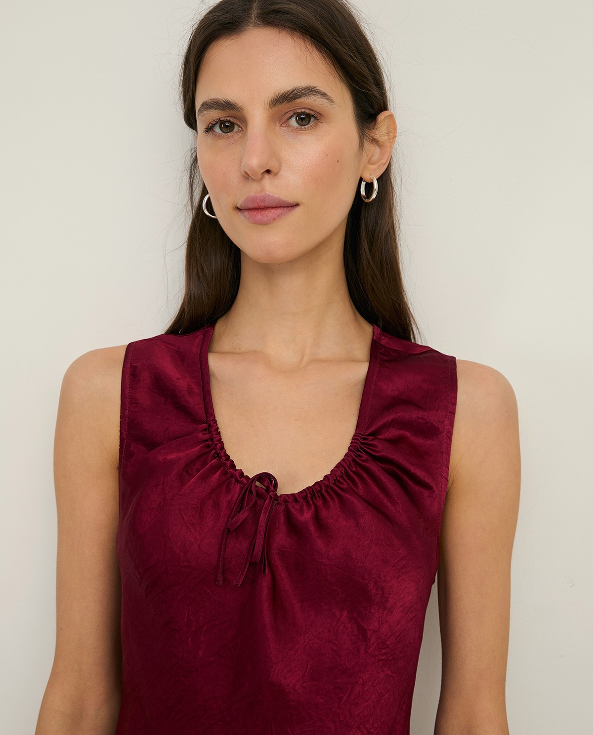 Vestido largo satinado en color frambuesa, vista frontal con detalle del tejido 1