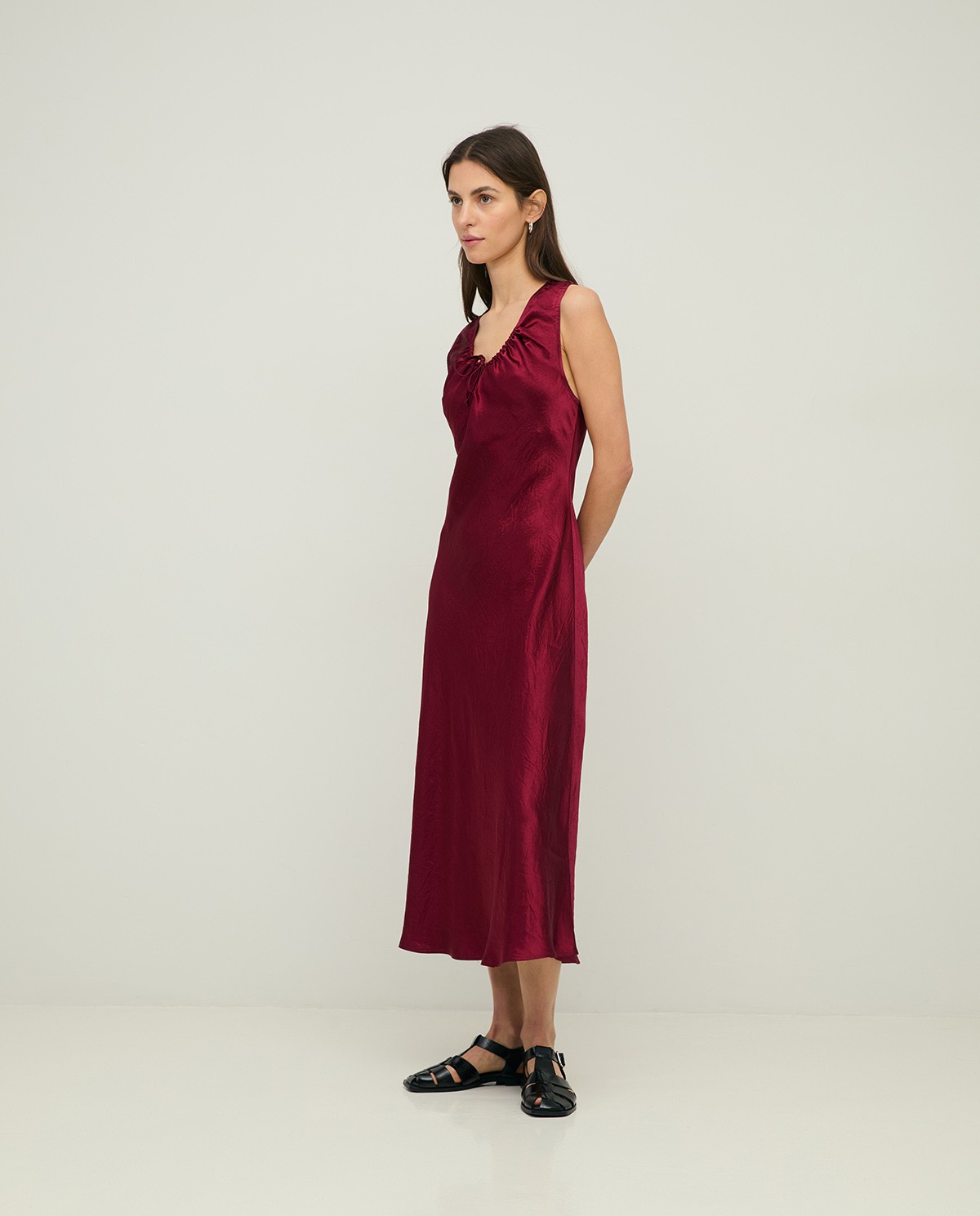 Vestido largo satinado en color frambuesa, vista frontal con detalle del tejido 2