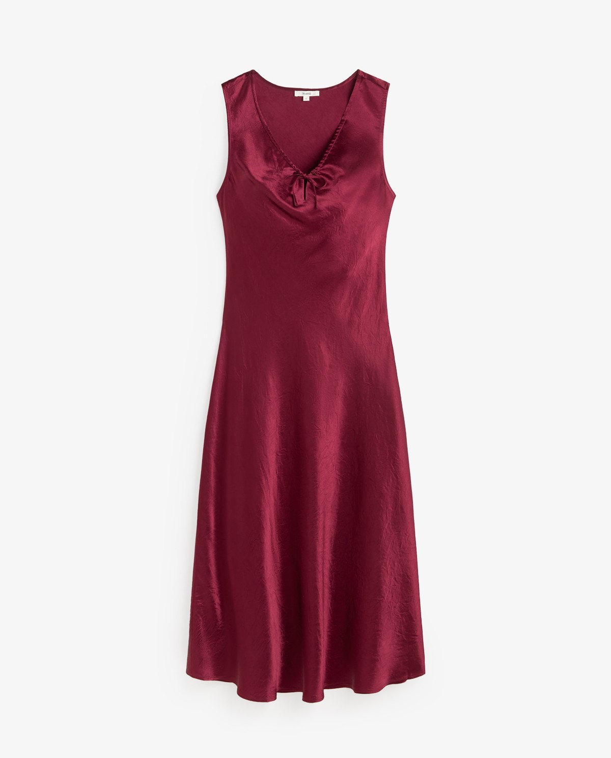 Vestido largo satinado en color frambuesa, vista frontal con detalle del tejido 5