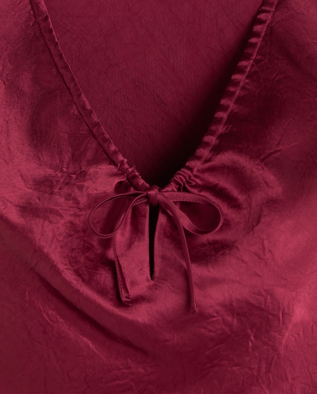 Vestido largo satinado en color frambuesa, vista frontal con detalle del tejido 6