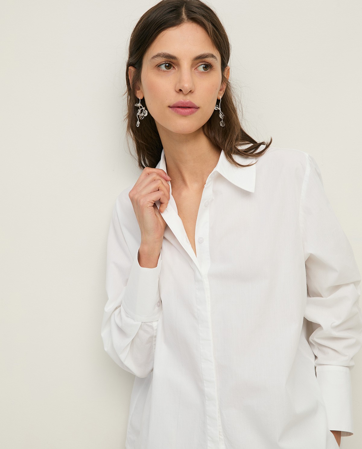 Camisa oversize algodón orgánico en color blanco, vista frontal con detalle del tejido