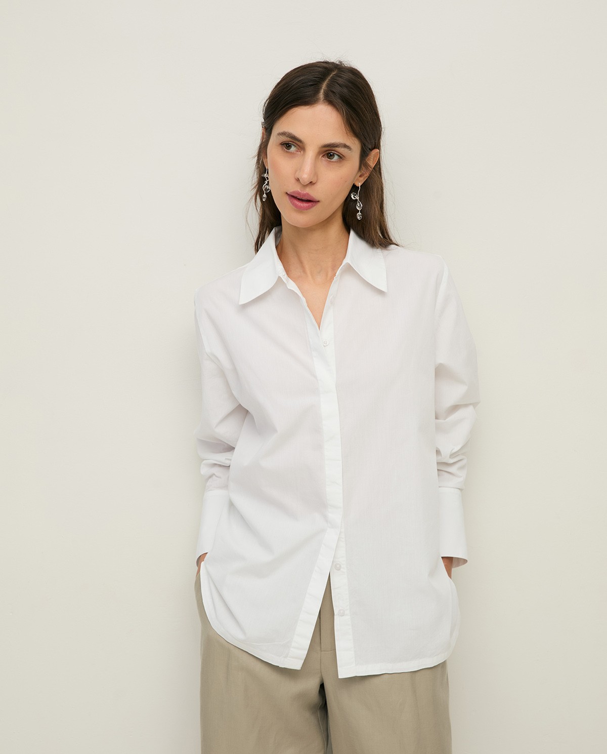 Camisa oversize algodón orgánico en color blanco, vista frontal con detalle del tejido 1