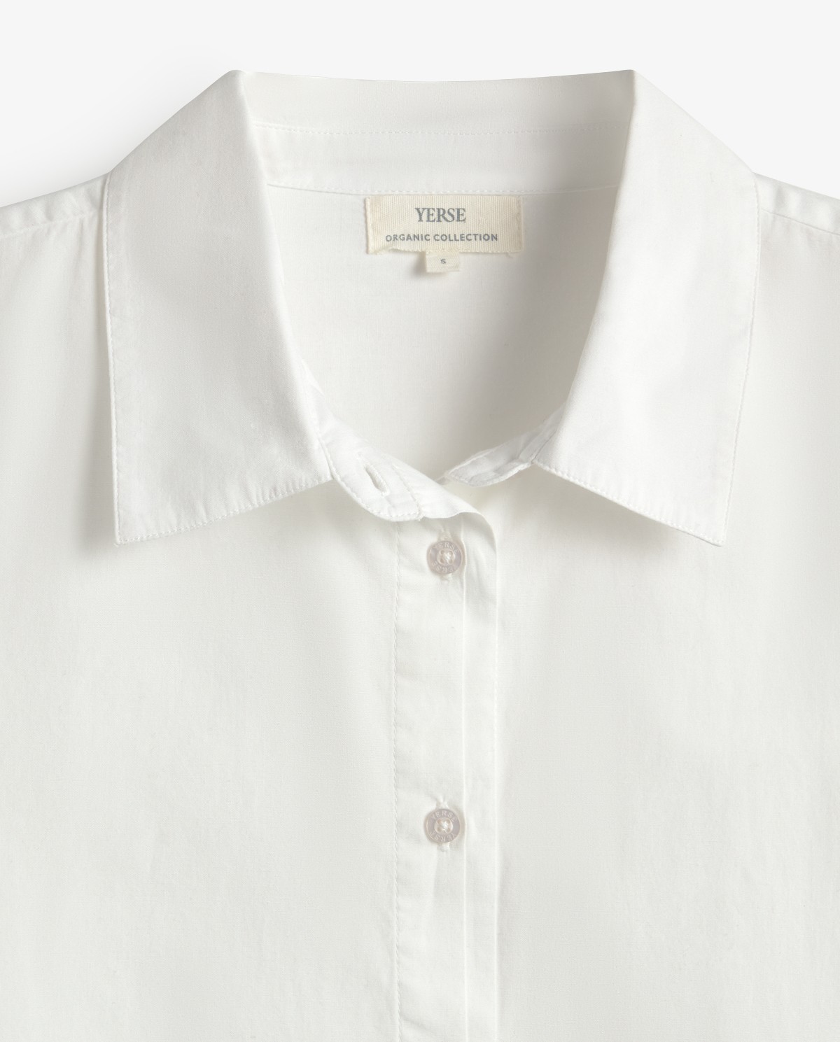 Camisa regular fit algodón orgánico en color blanco, vista frontal con detalle del tejido 11