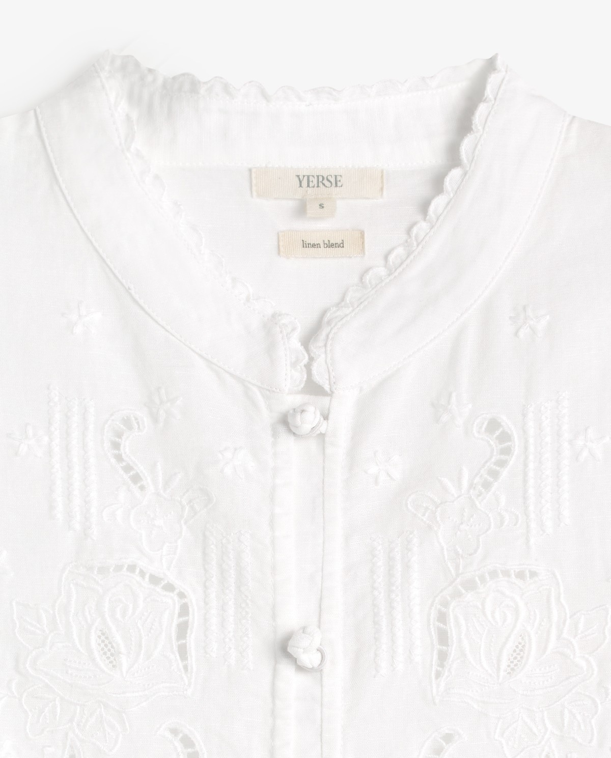 Blusa algodón y lino bordados en color blanco, vista frontal con detalle del tejido 7