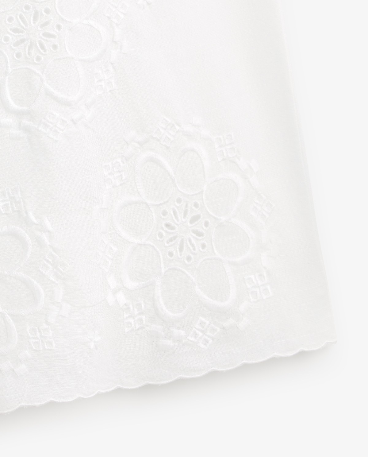 Bermudas algodón y lino bordado flores en color blanco, vista frontal con detalle del tejido 7