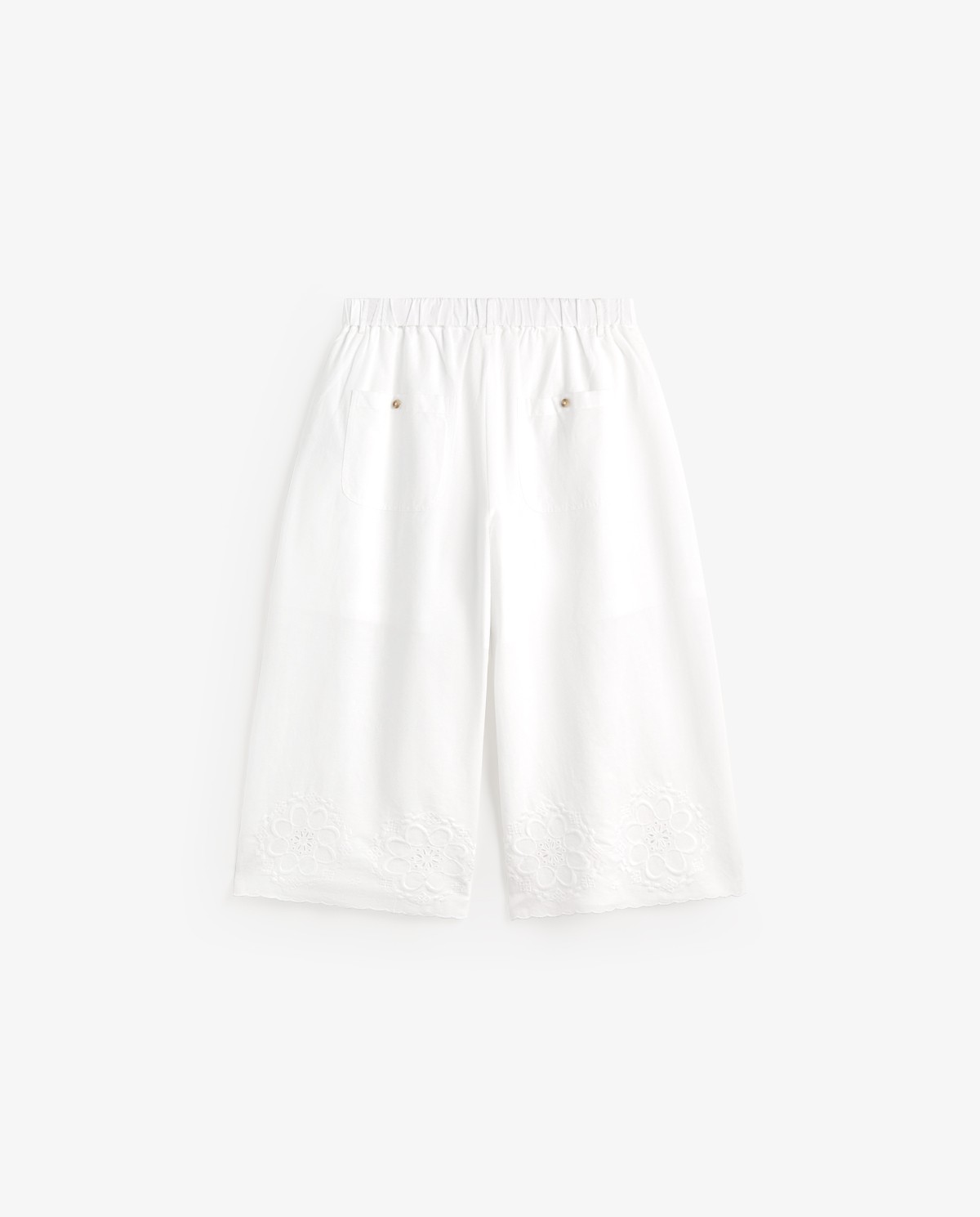 Bermudas algodón y lino bordado flores en color blanco, vista frontal con detalle del tejido 8