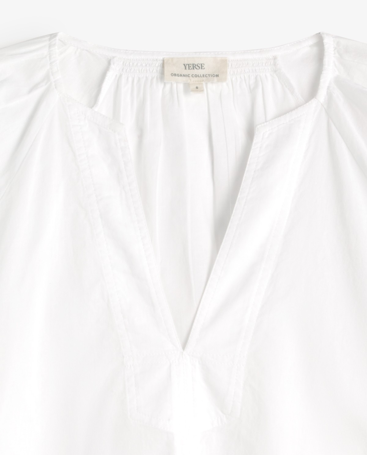 Blusa cuello tunecino algodón orgánico en color blanco, vista frontal con detalle del tejido 7