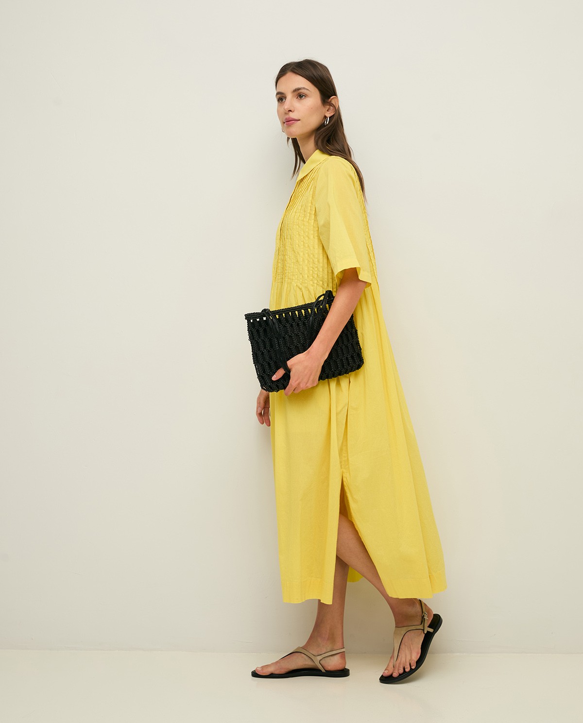 Vestido camisero 100% algodón orgánico en color lima, vista frontal con detalle del tejido 1