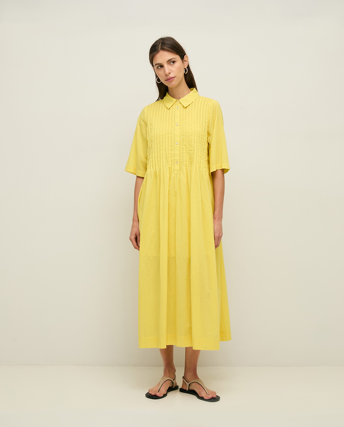 Vestido camisero 100% algodón orgánico en color lima, vista frontal con detalle del tejido 2