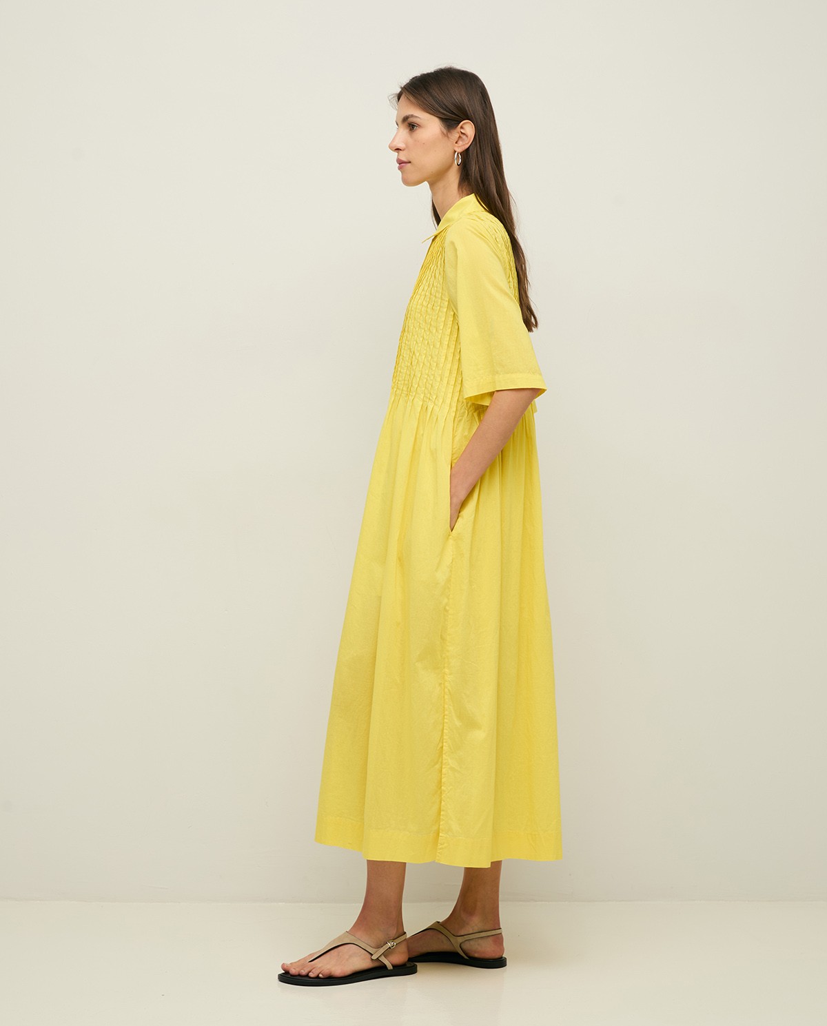 Vestido camisero 100% algodón orgánico en color lima, vista frontal con detalle del tejido 3