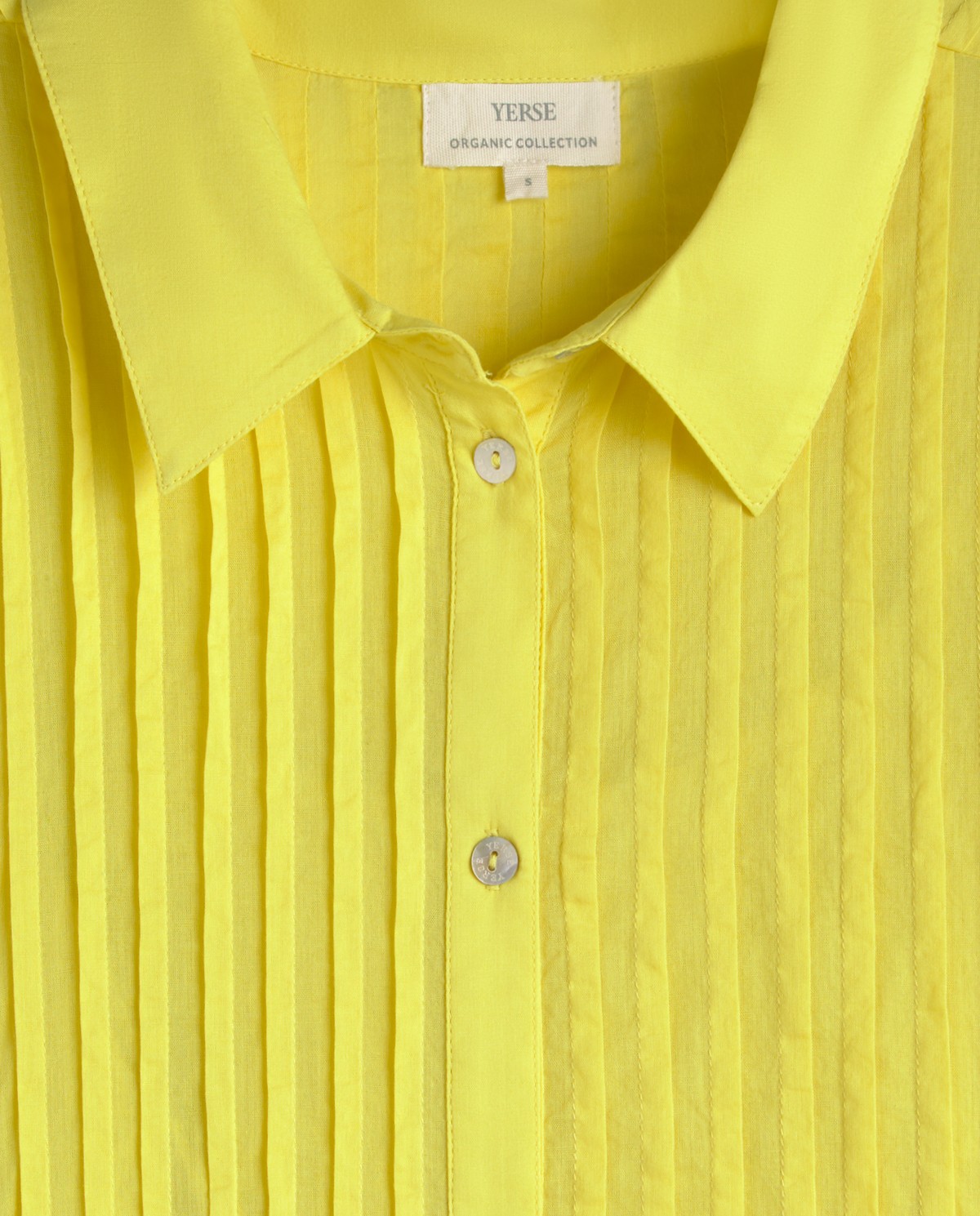 Vestido camisero 100% algodón orgánico en color lima, vista frontal con detalle del tejido 7