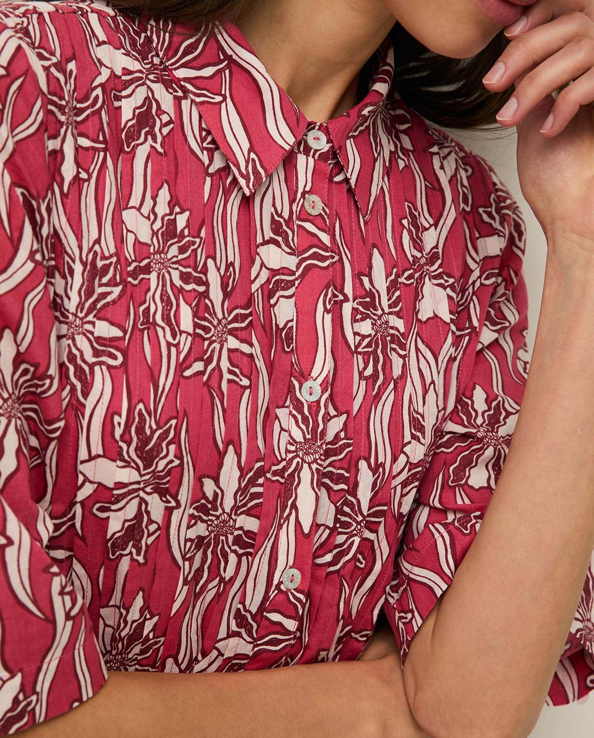 Vestido camisero 100% algodón orgánico en color frambuesa, vista frontal con detalle del tejido 3