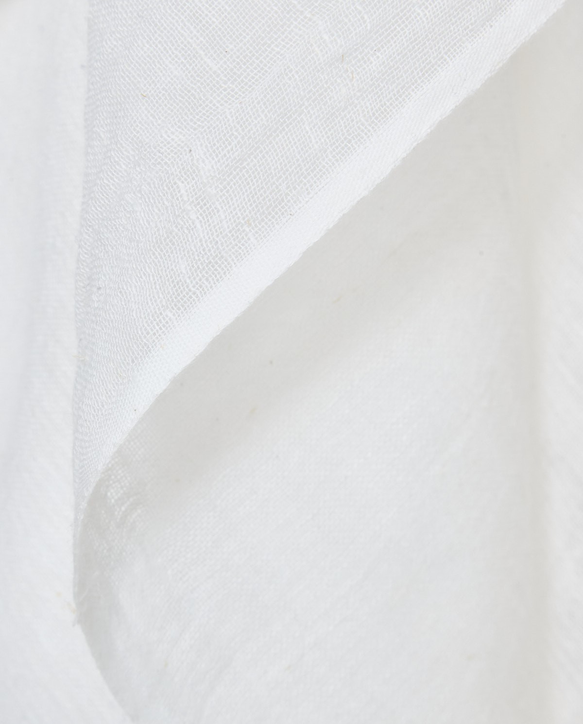 Fular mezcla algodón y lino en color crudo, vista frontal con detalle del tejido 1