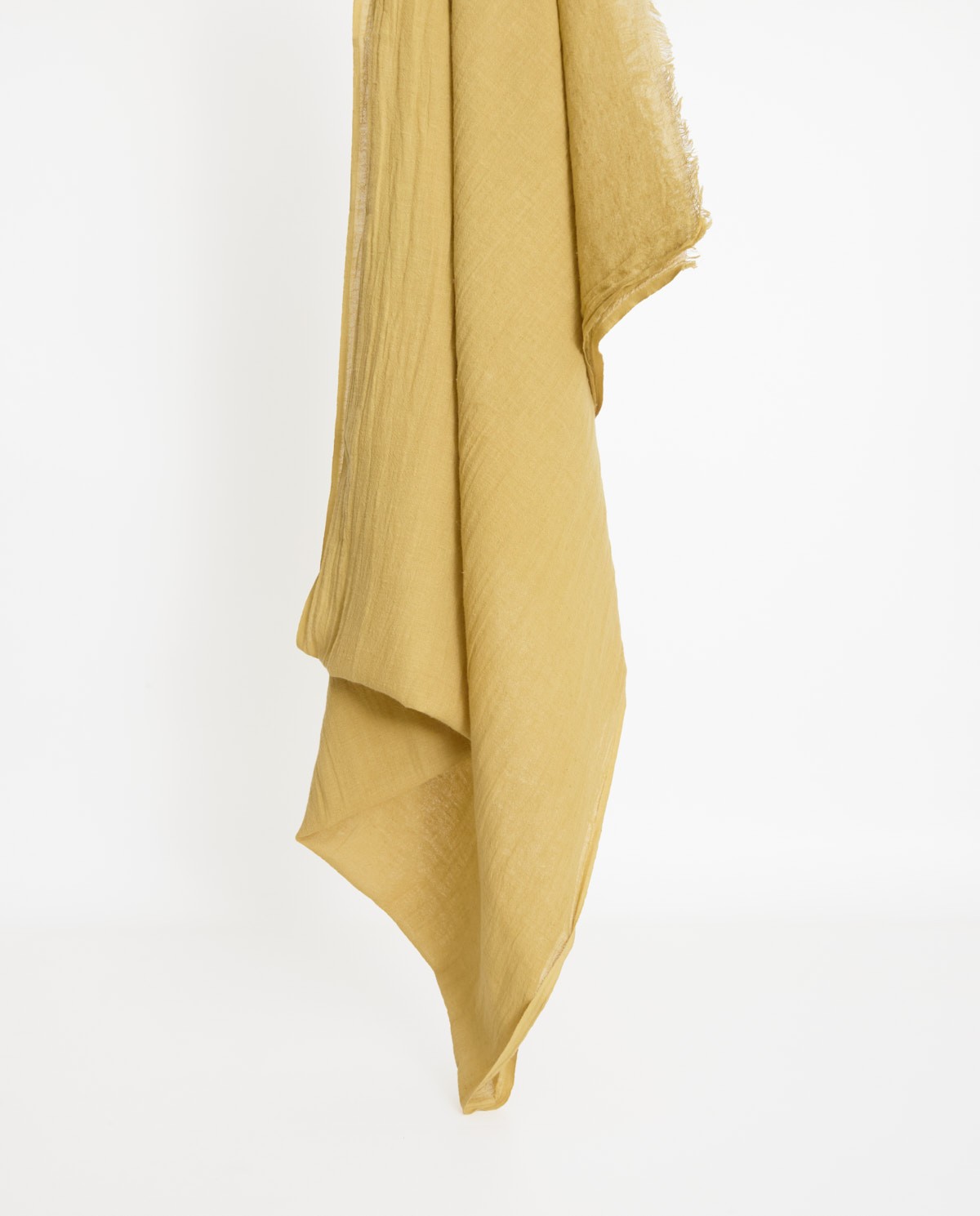 Fular mezcla algodón y lino en color amarillo pastel, vista frontal con detalle del tejido 3