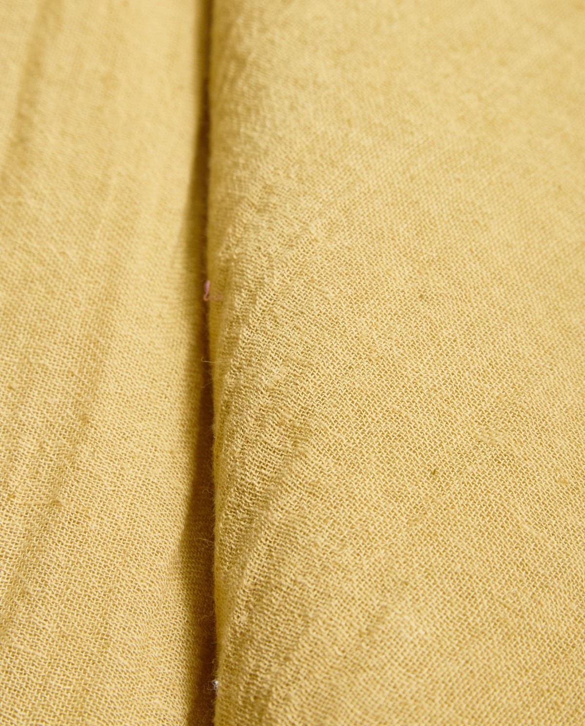 Fular mezcla algodón y lino en color amarillo pastel, vista frontal con detalle del tejido 4