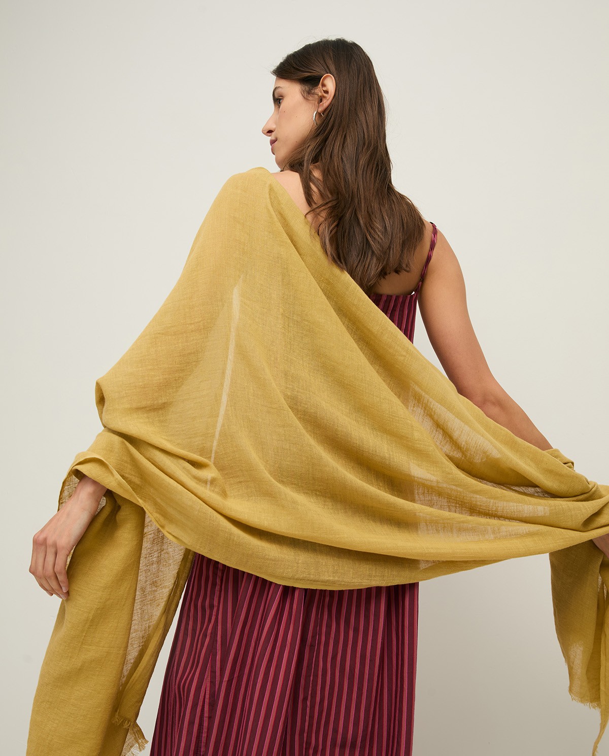 Fular mezcla algodón y lino en color amarillo pastel, vista frontal con detalle del tejido 1