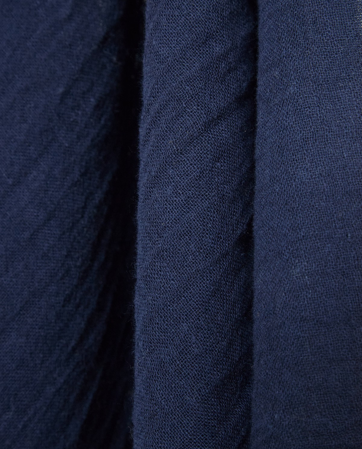 Fular mezcla algodón y lino en color azul oscuro, vista frontal con detalle del tejido 1