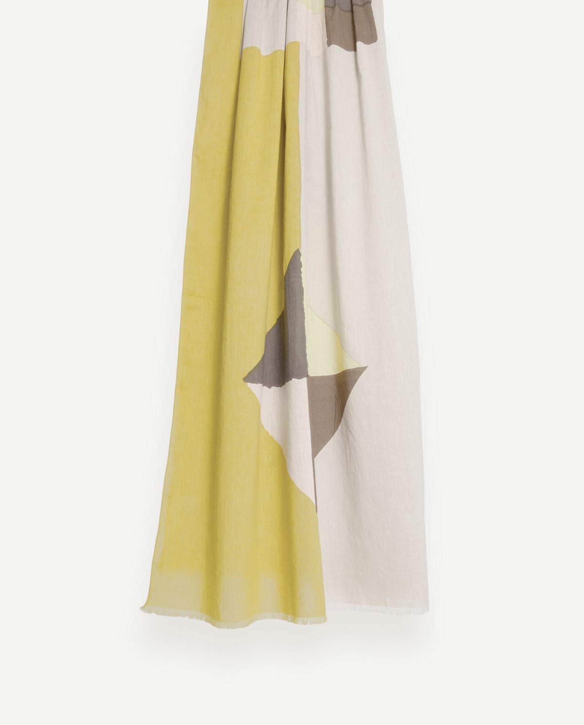 Fular estampado algodón en color verde, vista frontal con detalle del tejido 2