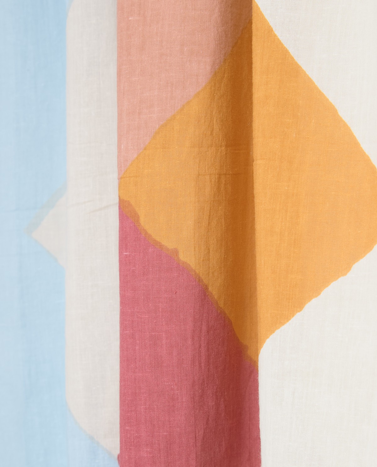 Fular estampado algodón en color azul, vista frontal con detalle del tejido 3