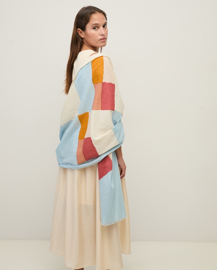 Fular estampado algodón en color azul, vista frontal con detalle del tejido