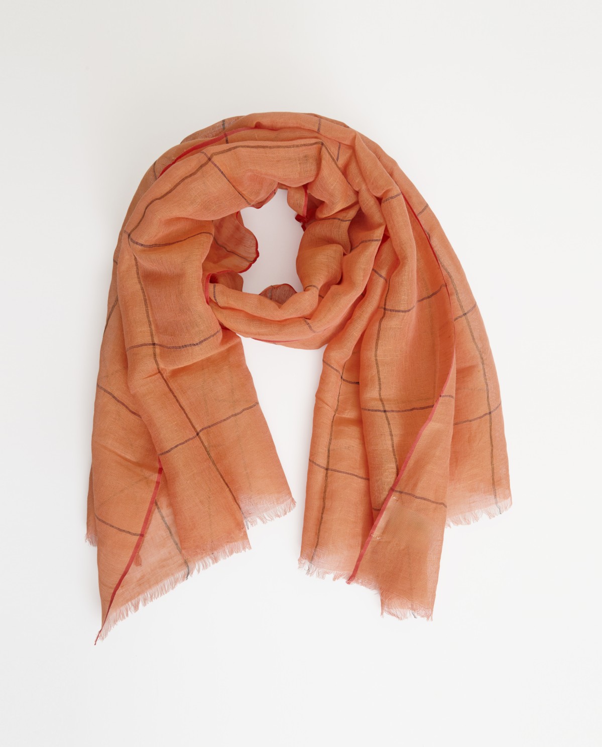 Fular lino y algodón cuadros en color naranja oscuro, vista frontal con detalle del tejido 1