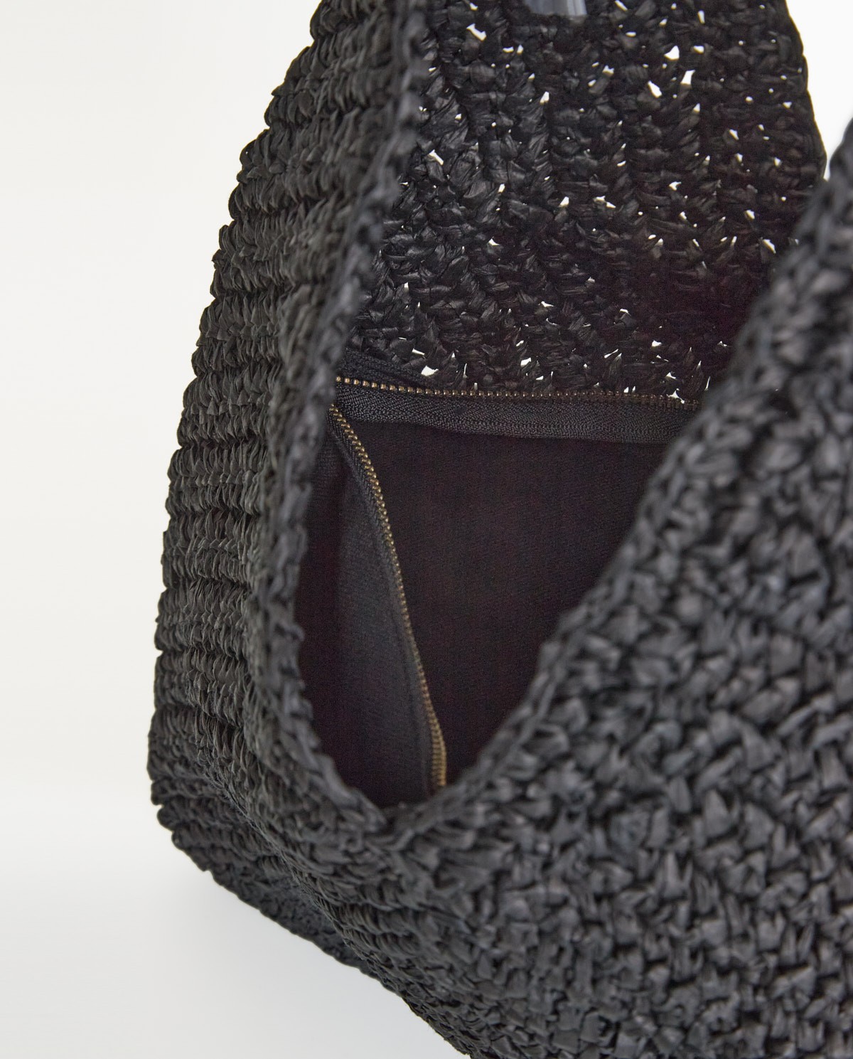 Bolso hobo de rafia trenzada en color Negro, vista frontal con detalle del tejido 3