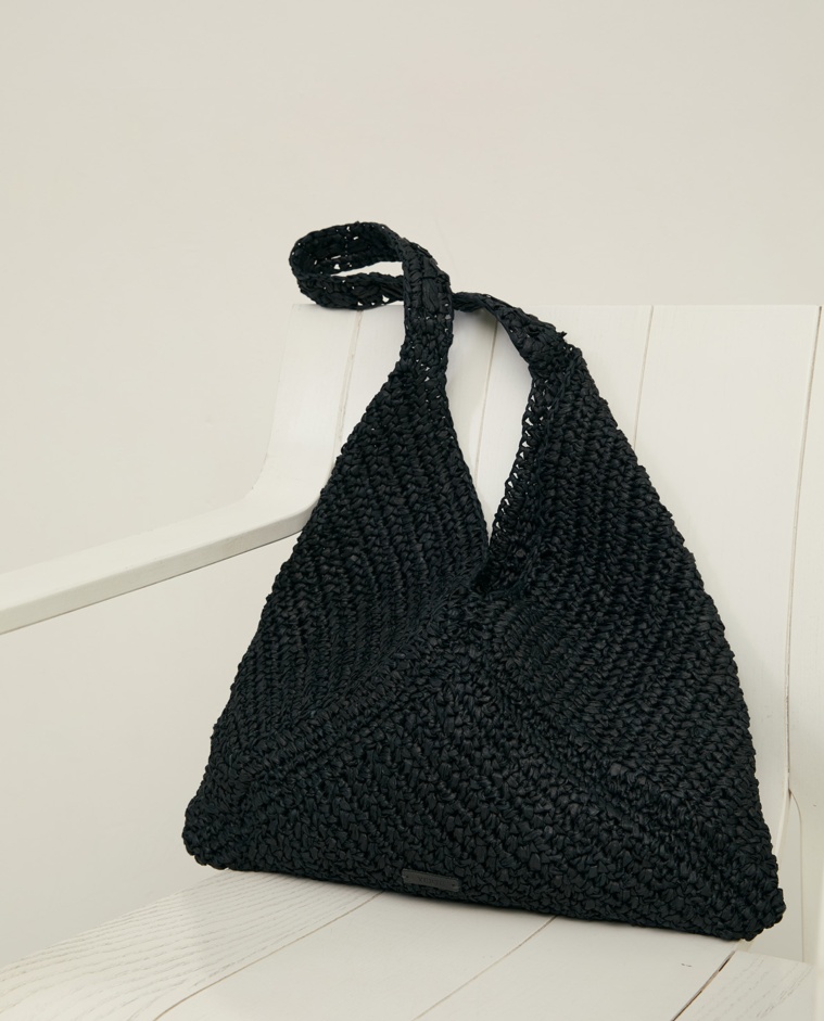 Bolso hobo de rafia trenzada en color Negro, vista frontal con detalle del tejido