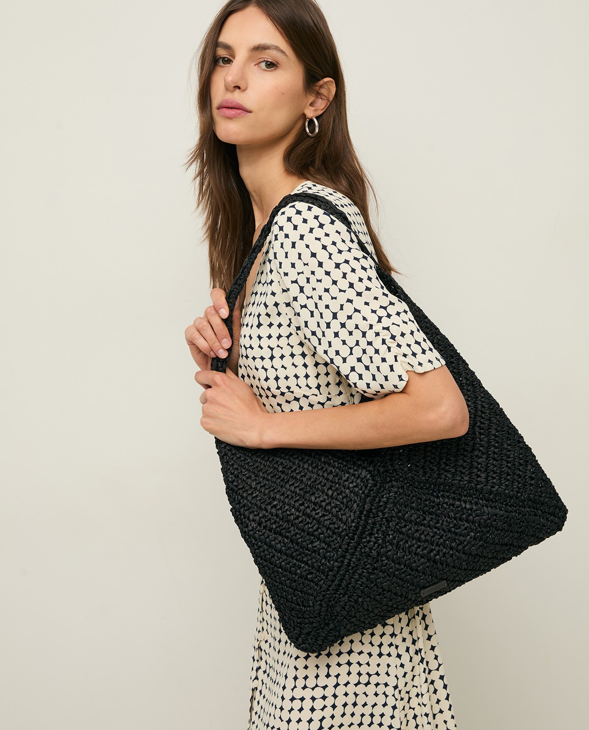 Bolso hobo de rafia trenzada en color Negro, vista frontal con detalle del tejido 4