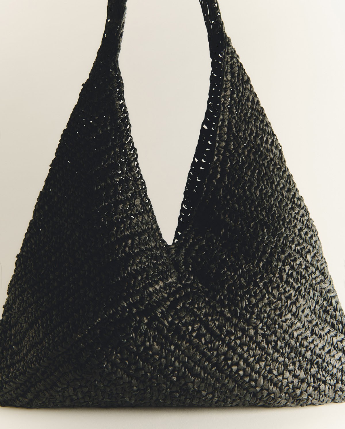 Bolso hobo de rafia trenzada en color Negro, vista frontal con detalle del tejido 1