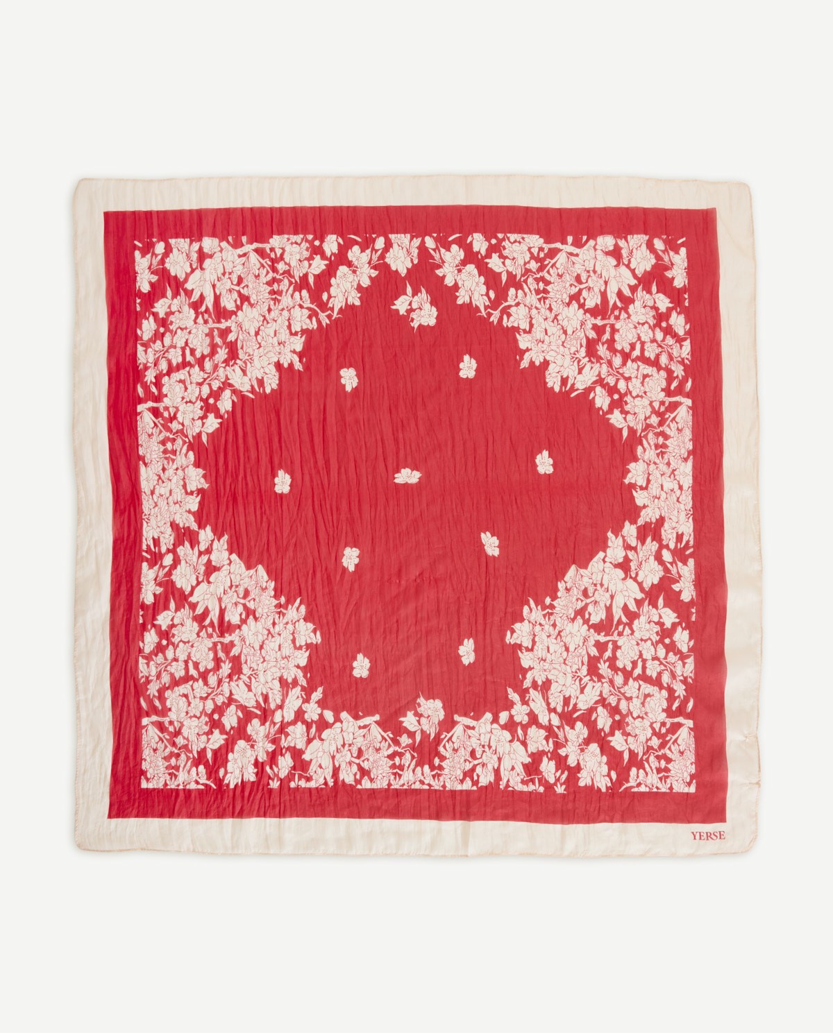 Pañuelo de seda estampado floral en color rojo, vista frontal con detalle del tejido 2