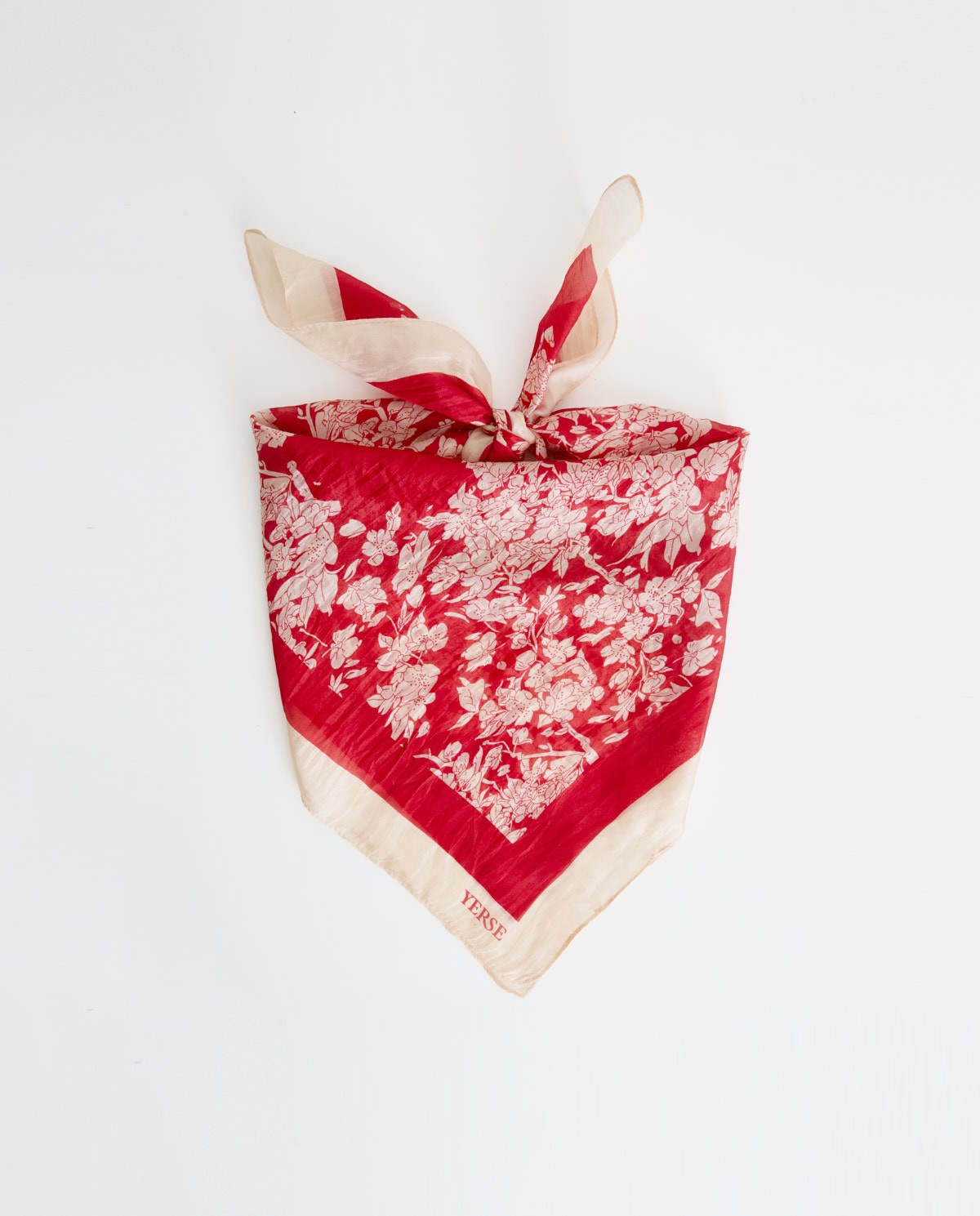 Pañuelo de seda estampado floral en color rojo, vista frontal con detalle del tejido 3