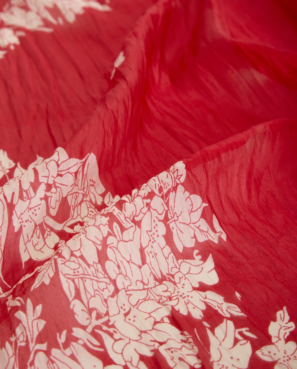 Pañuelo de seda estampado floral en color rojo, vista frontal con detalle del tejido 5