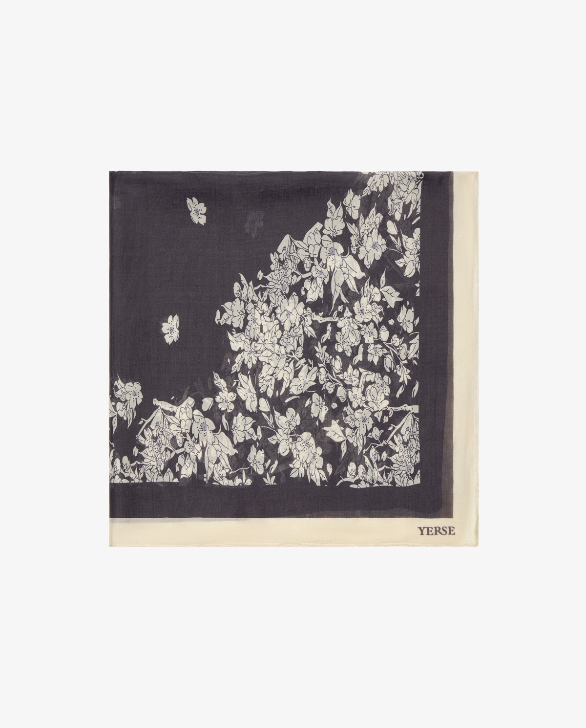 Pañuelo de seda estampado floral en color negro, vista frontal con detalle del tejido 1