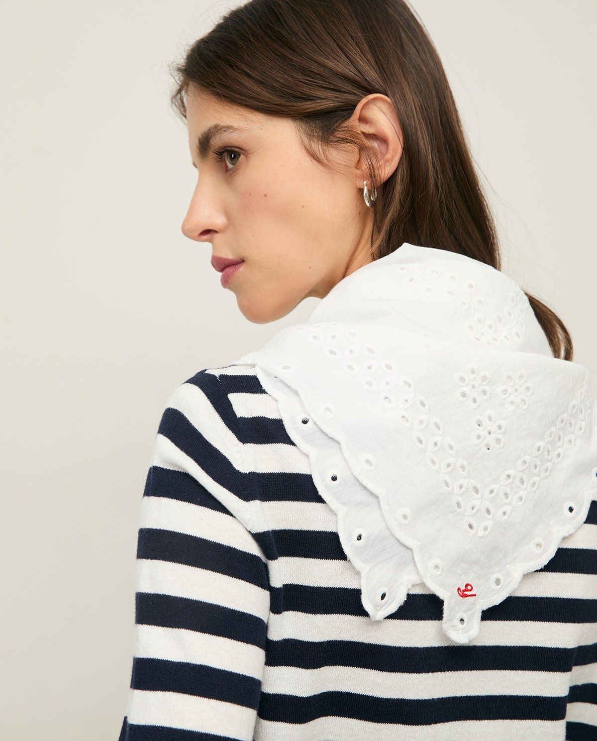 Pañuelo 100% algodón bordado en color blanco, vista frontal con detalle del tejido 2