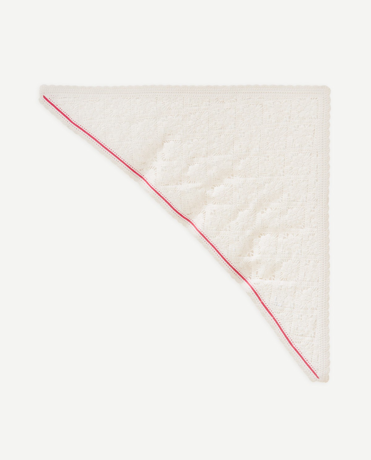 Chal de crochet vivo a contraste en color crudo, vista frontal con detalle del tejido 3