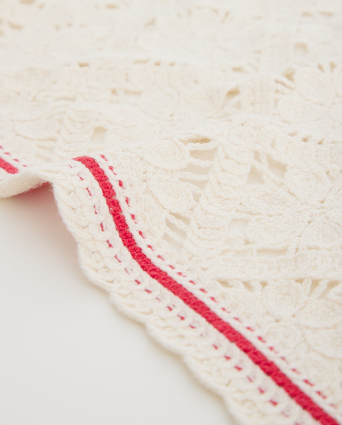 Chal de crochet vivo a contraste en color crudo, vista frontal con detalle del tejido 4