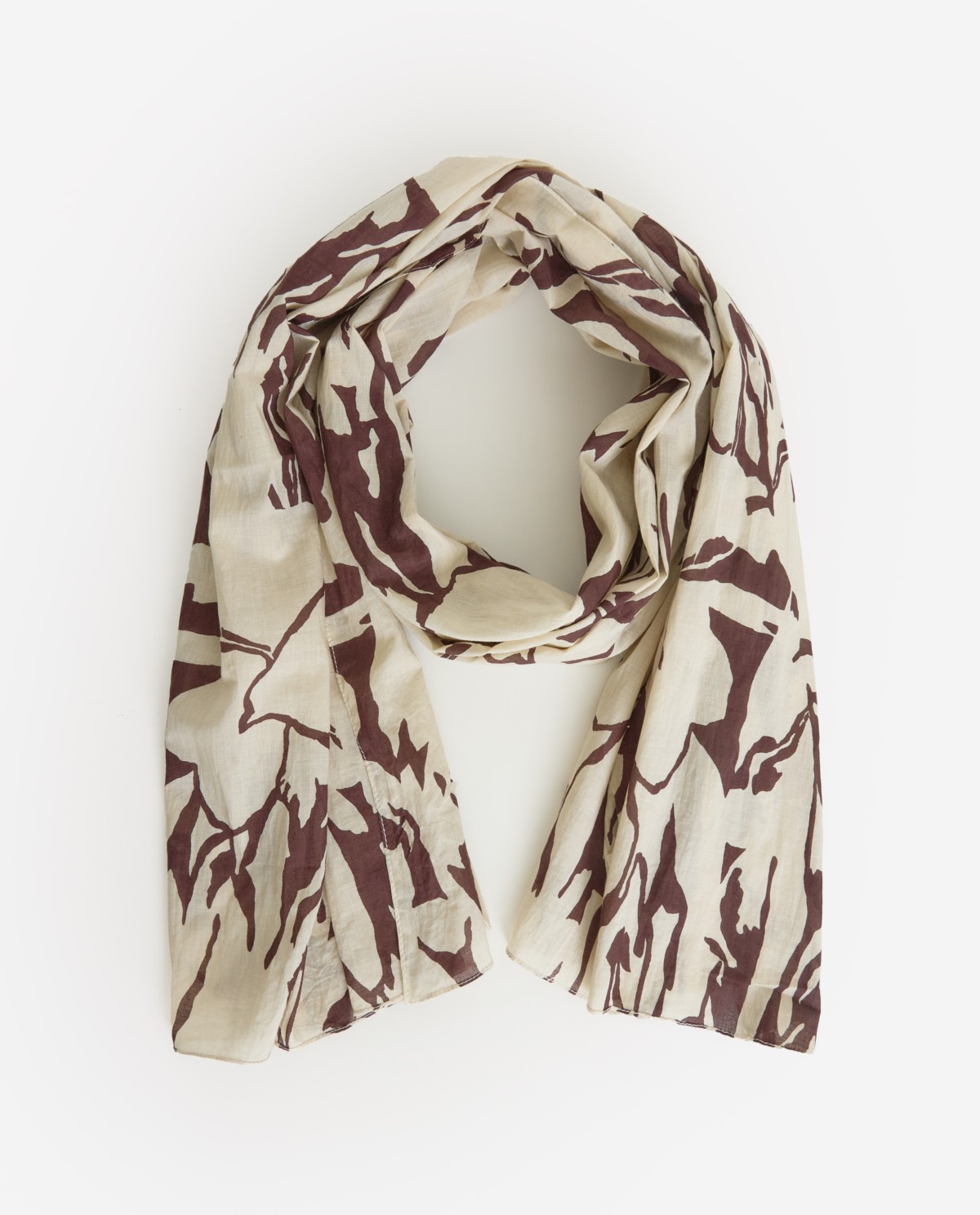 Fular estampado floral algodón en color Chocolate, vista frontal con detalle del tejido 1