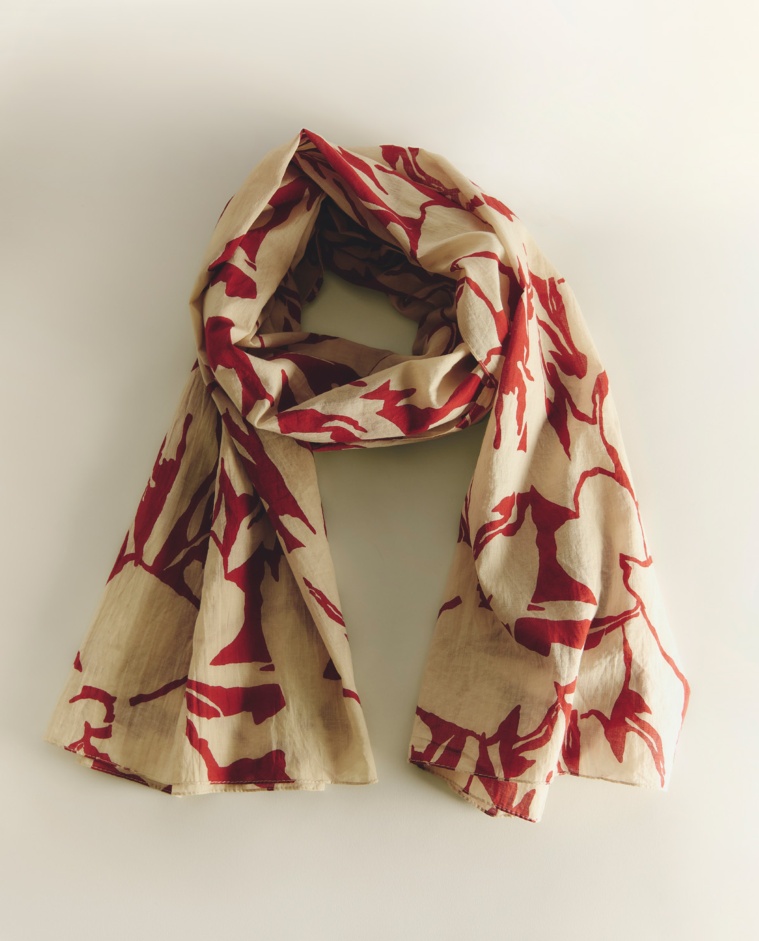 Fular estampado floral algodón en color rojo, vista frontal con detalle del tejido