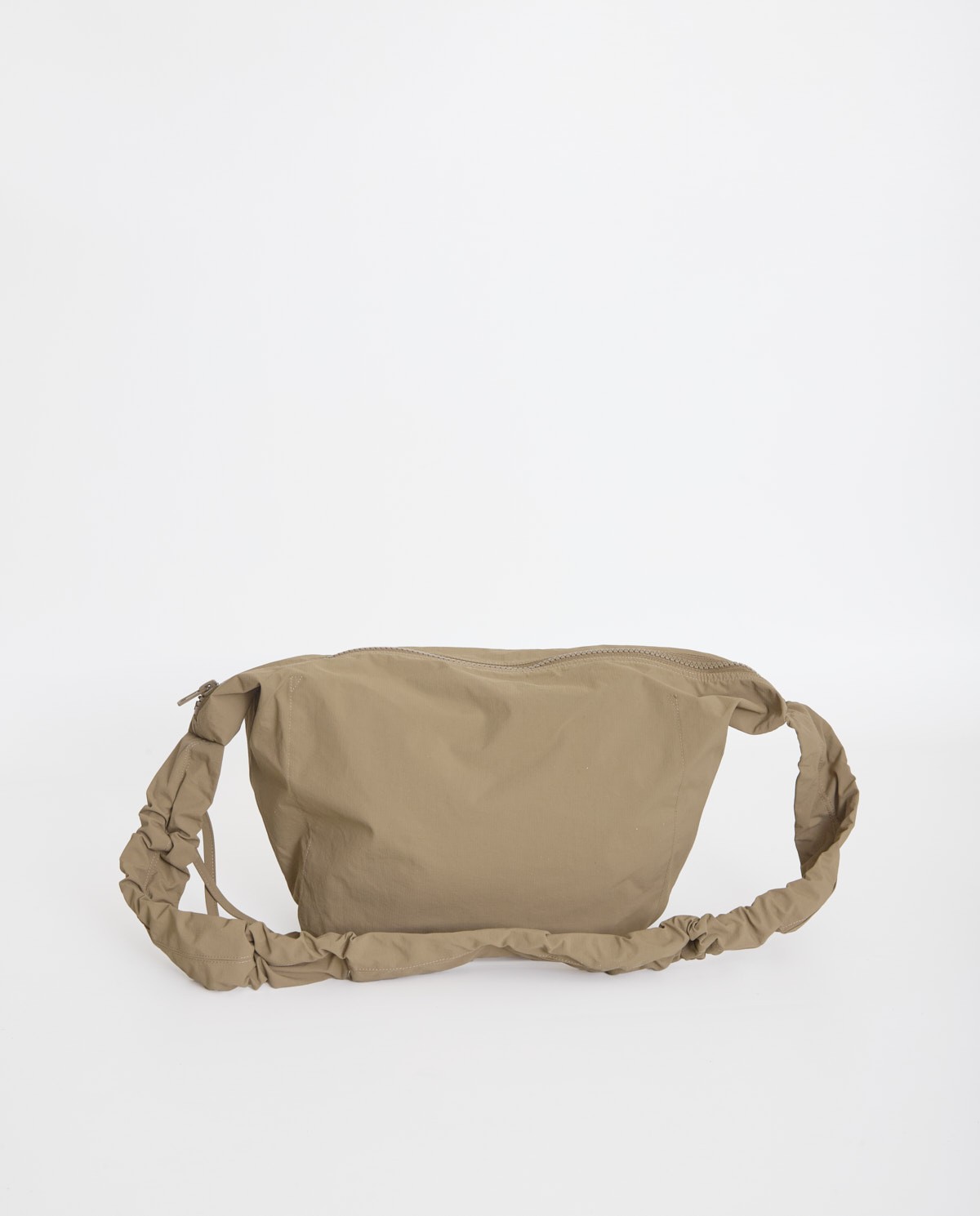 Bolso estilo riñonera con cremallera en color caqui, vista frontal con detalle del tejido 3