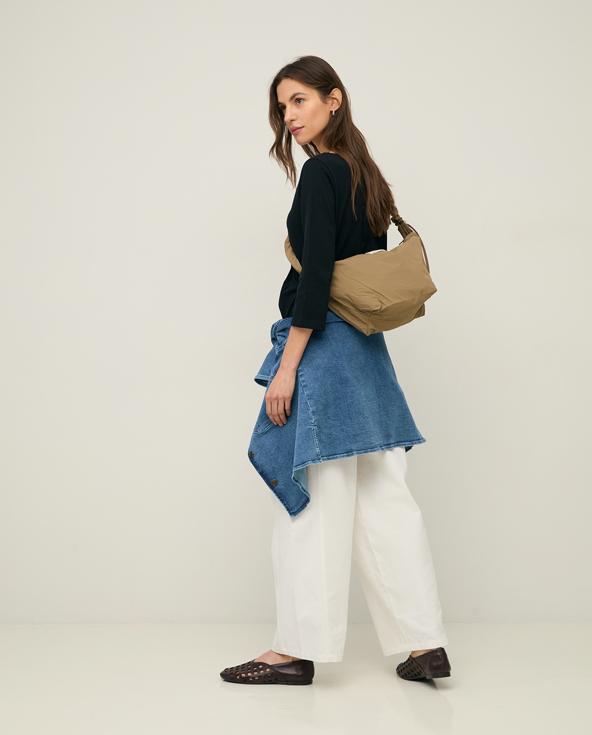 Bolso estilo riñonera con cremallera en color caqui, vista frontal con detalle del tejido 1