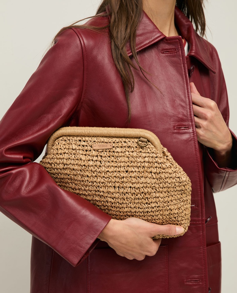 Bolso de boquilla metálica en color natural, vista frontal con detalle del tejido