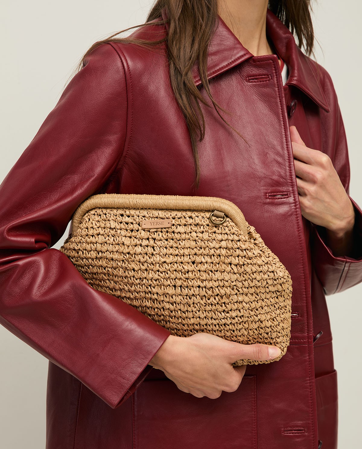 Bolso de boquilla metálica en color natural, vista frontal con detalle del tejido 2