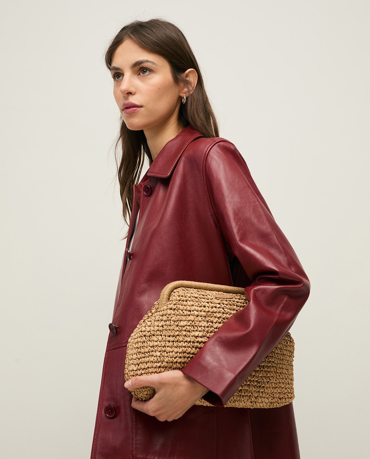 Bolso de boquilla metálica en color natural, vista frontal con detalle del tejido 1