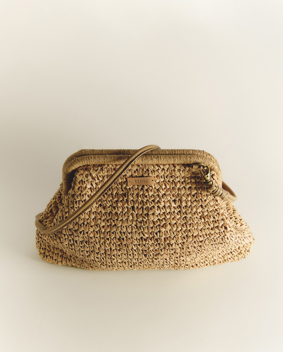 Bolso de boquilla metálica en color natural, vista frontal con detalle del tejido