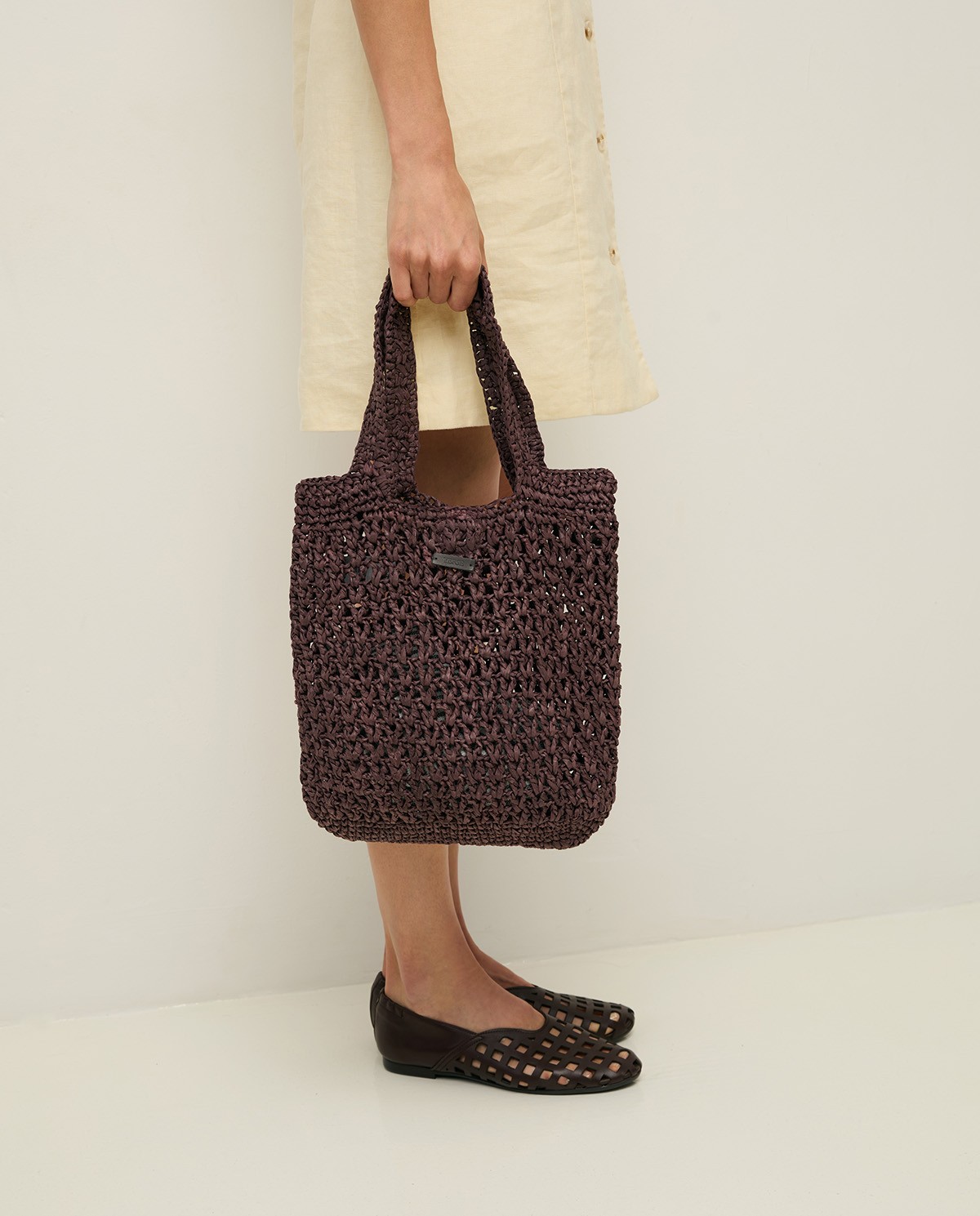 Bolso tote handmade de rafia en color chocolate, vista frontal con detalle del tejido